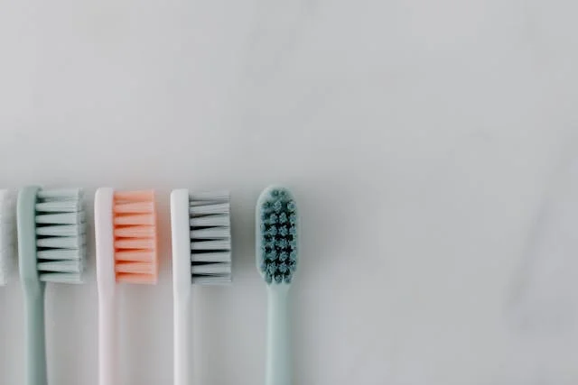 Imagem com 4 escovas de dente coloridas